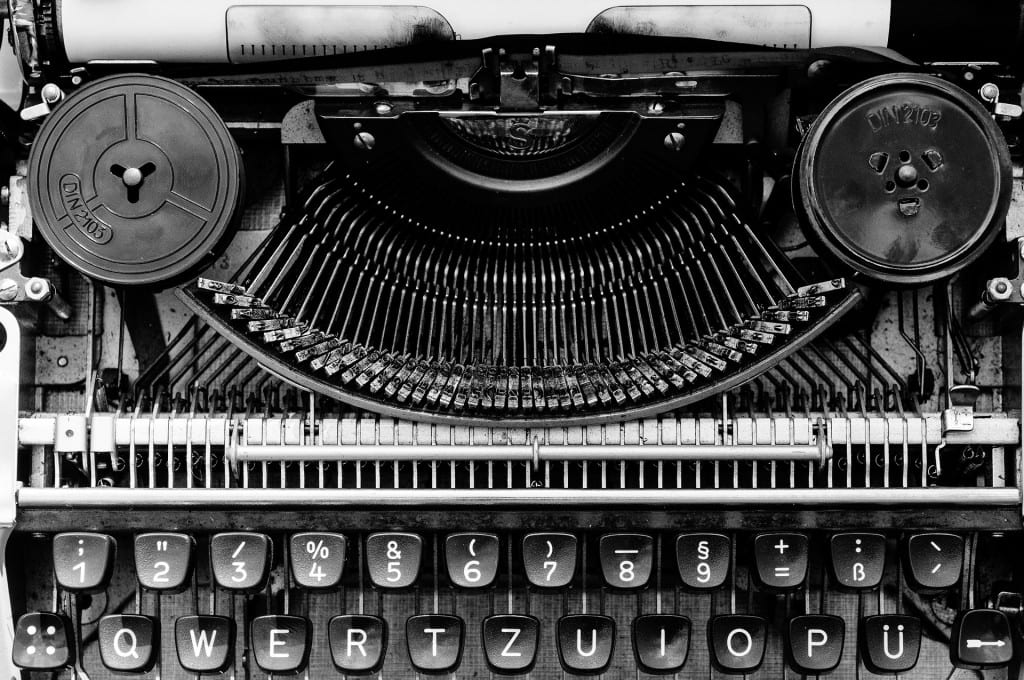 typewriter-1156829_1920